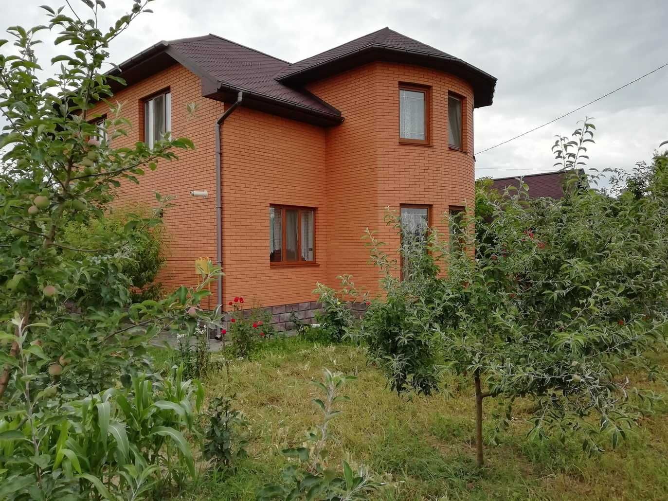 Продам новий сучасний будинок з усіма зручностями.