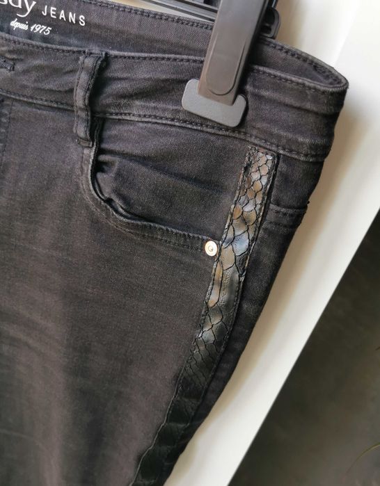 Czarne spodnie jeans z lampasami L 40