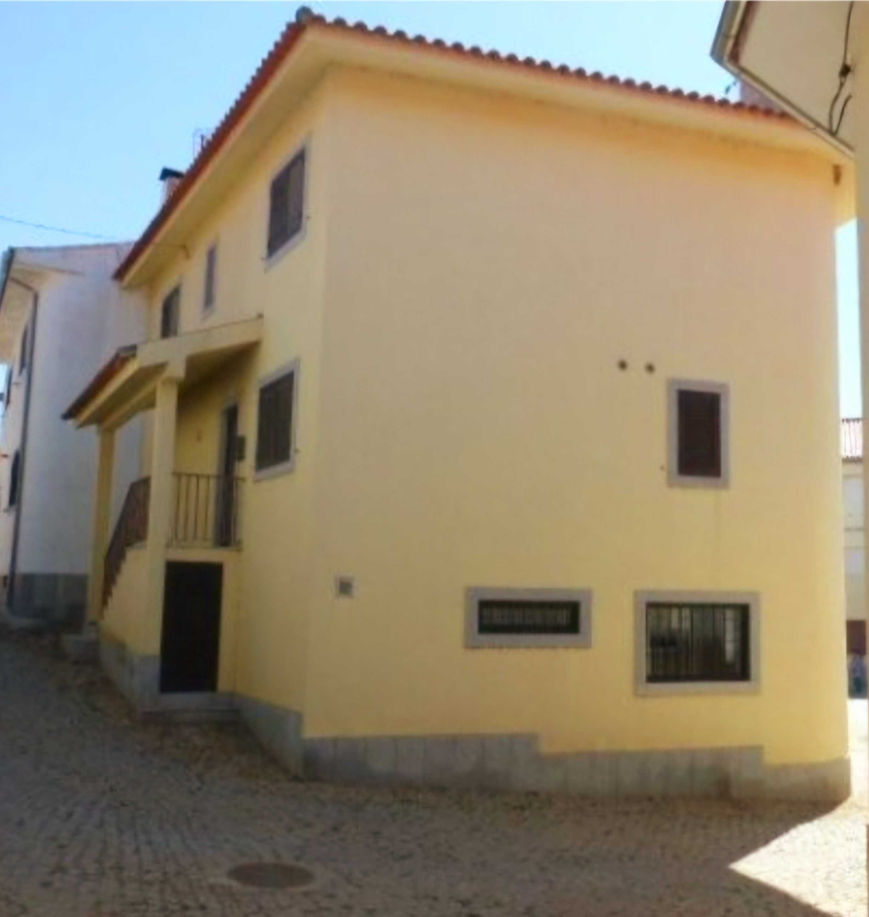 Moradia T6 + 3 WC + Área Comercial + Garagem Carçao - Vimioso-Bragança