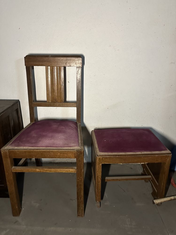 Mesa de cabeceira, cadeira e banco veludo antigas