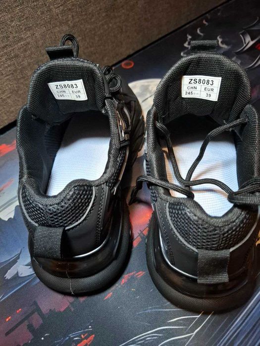 Взуття для жінок та чоловіків