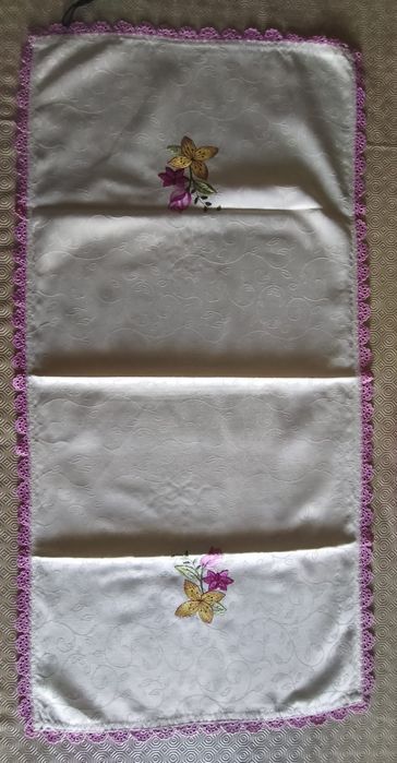 Naperons grandes com bordo em crochê manual