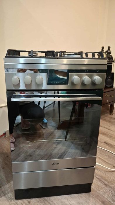 Kuchenka gazowa z elektrycznym piekarnikiem