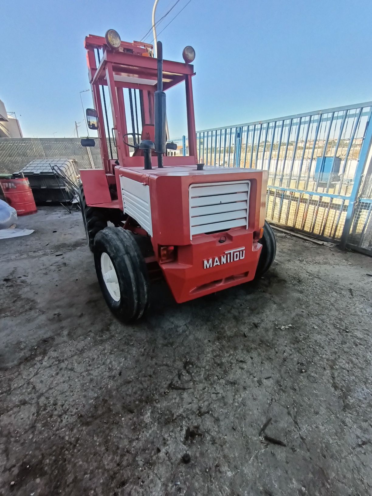 Manitou diesel 2.5 toneladas todo terreno