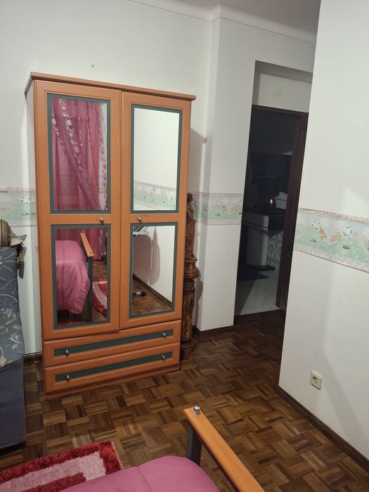 Mobilia de quarto individual com roupeiro