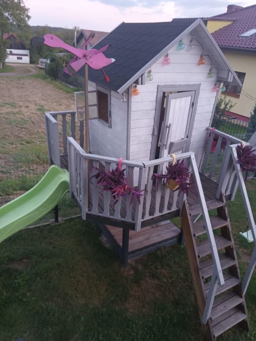 Domek drewniany na podwyzszeniu  dla dzieci