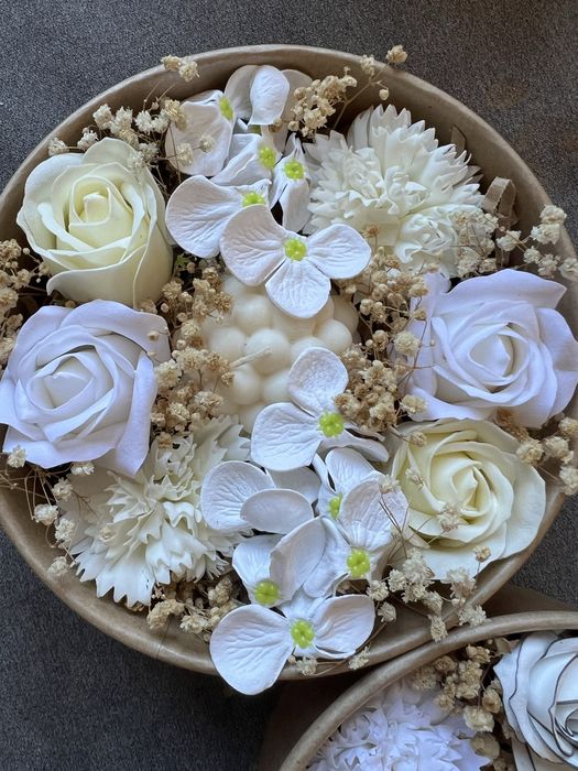 Zestaw prezentowy kwiaty mydlane, świeca sojowa