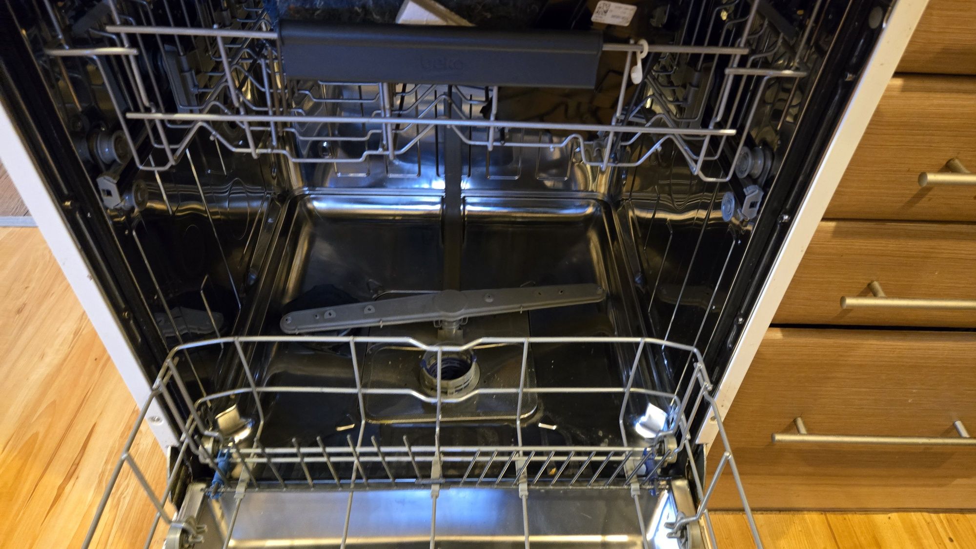 Zmywarka BEKO DFN 26220 W - uszkodzony włączniki