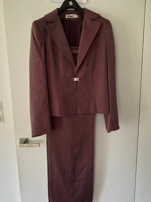 Garnitur w rozmiarze 42 w kolorze bordo + czarny topik firmy Zara.