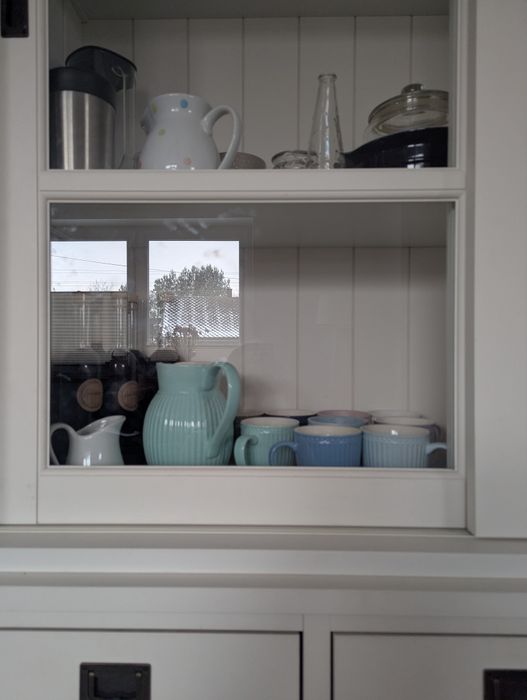 Biała witryna, lite drewno,