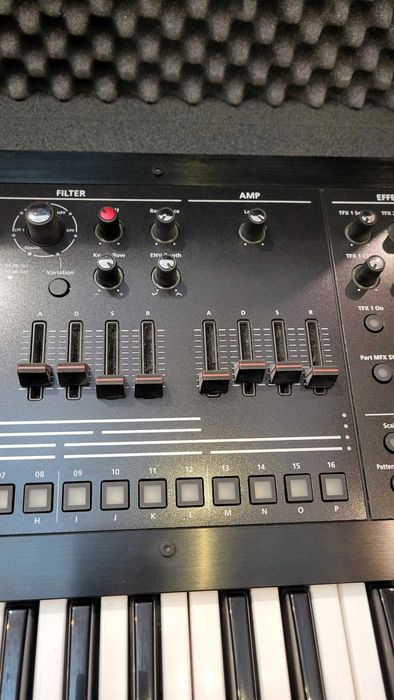 Roland JD-XA com flight case e overlays preto mate