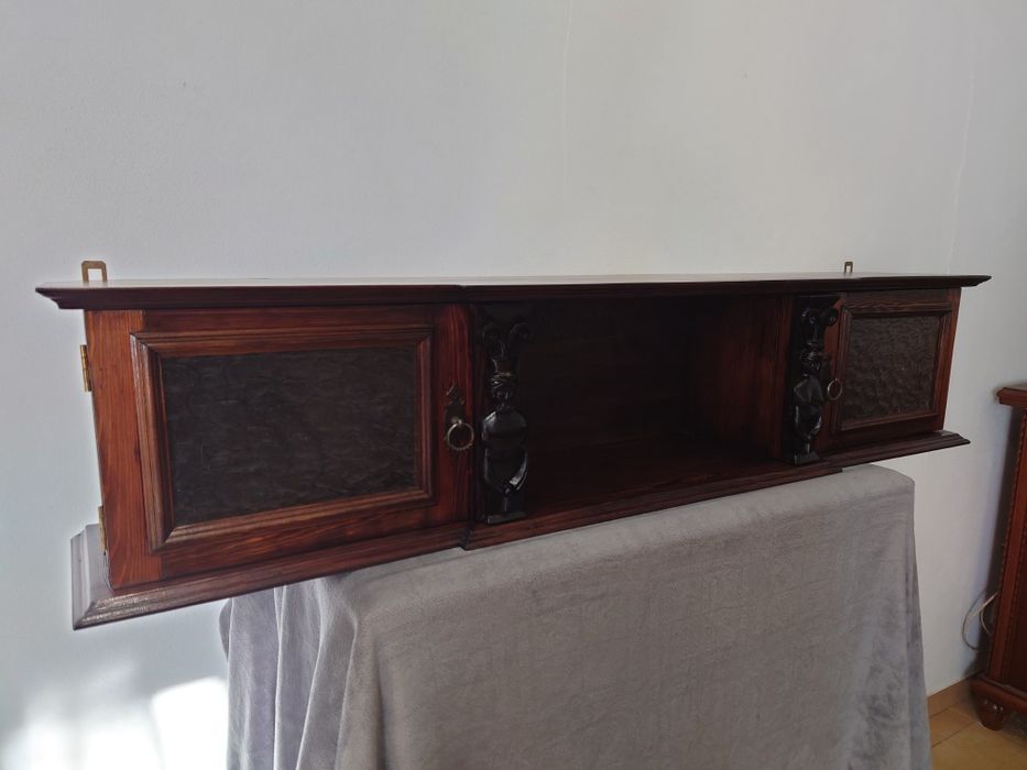 Półka stylowa, witrynka, szafka ze zdobieniami.