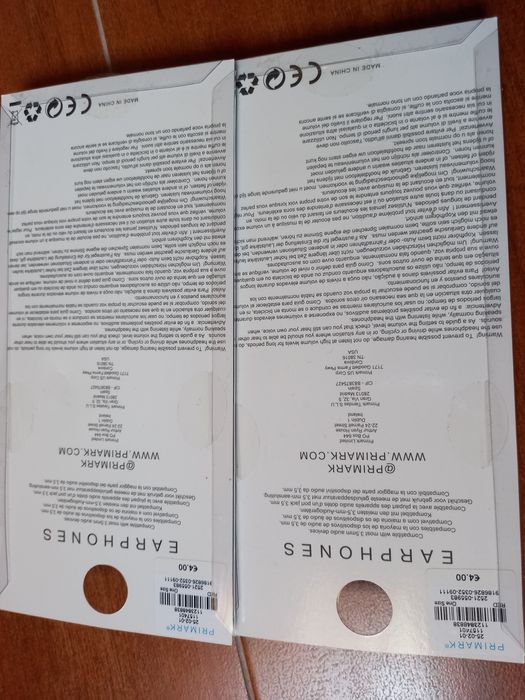 Auriculares novos e embalados.