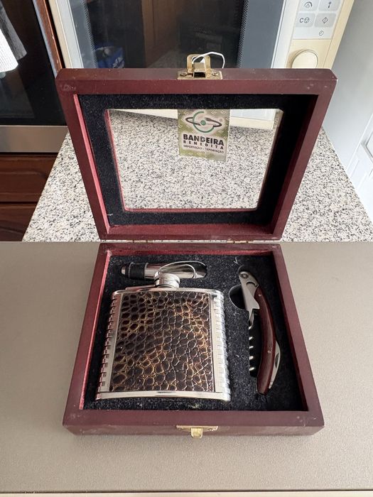 Estojo com mini cantil (5 oz), sacarolhas e decantador