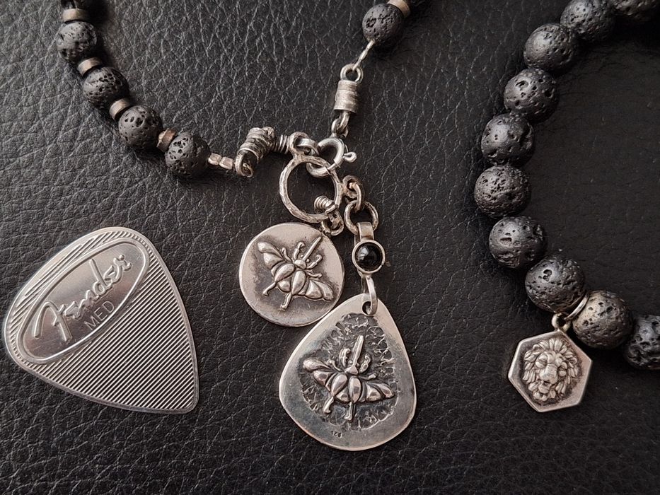 Unikatowy Wisiorek Rock/Metal – Srebrna Kostka z Motywem Żuka