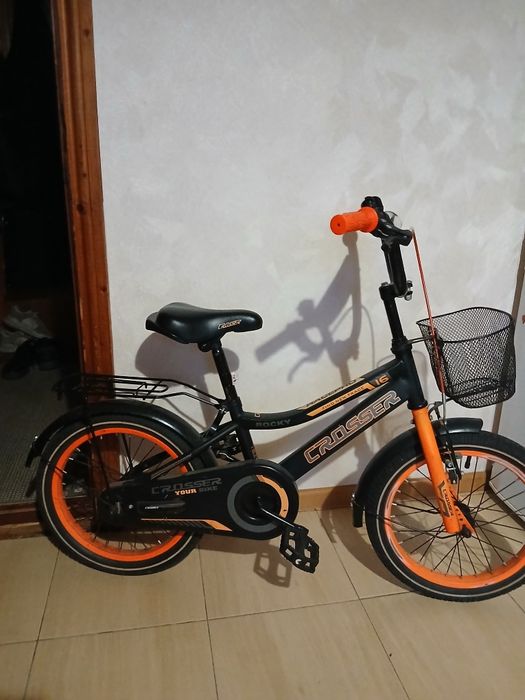 Велосипед дитячий помаранчево-чорного кольору 16 дюймів на 4-7 років