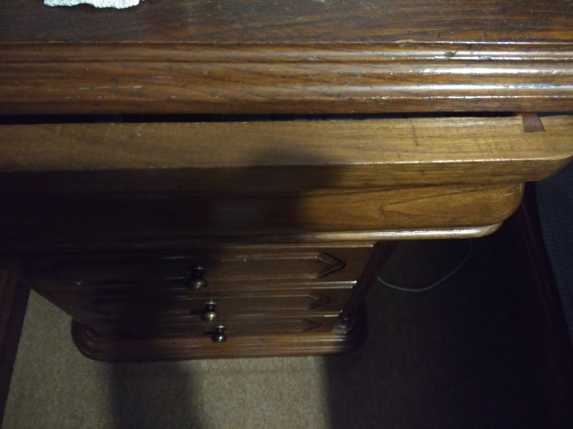 Cama casal com mesas de cabeceira
