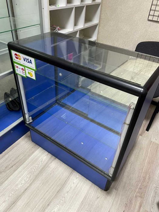 Офісні меблі(стіл, стелажі)