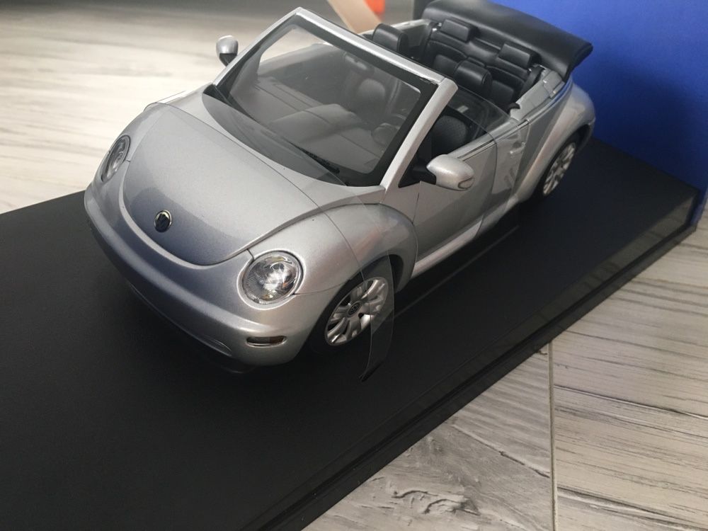 Model VW New Beetle cabriolet cabrio 1:18 Autoart srebrny garbus