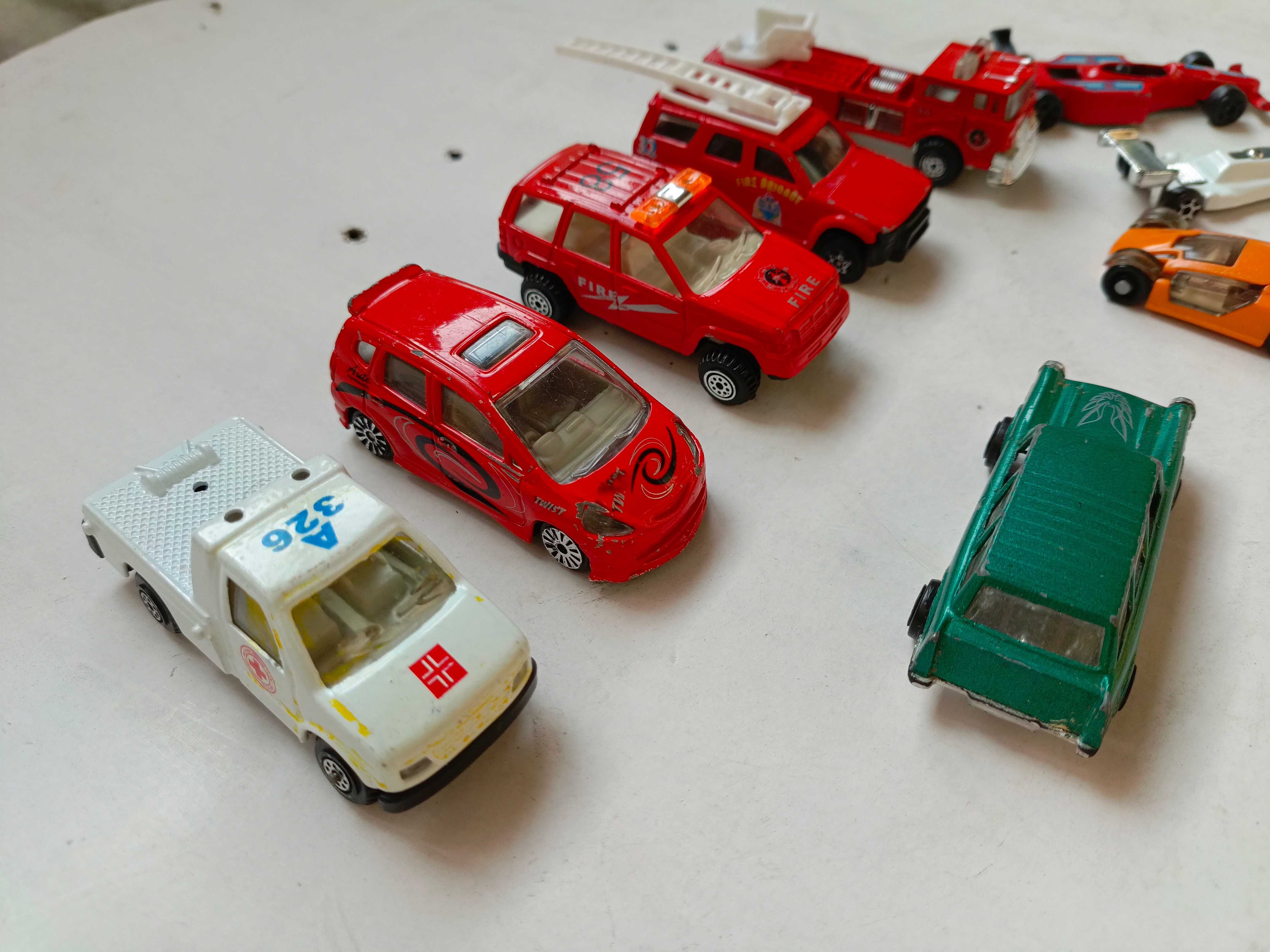Набір різних іграшкових машинок