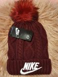 Czapka damska Nike z pomponem, logo szyte, bordowa