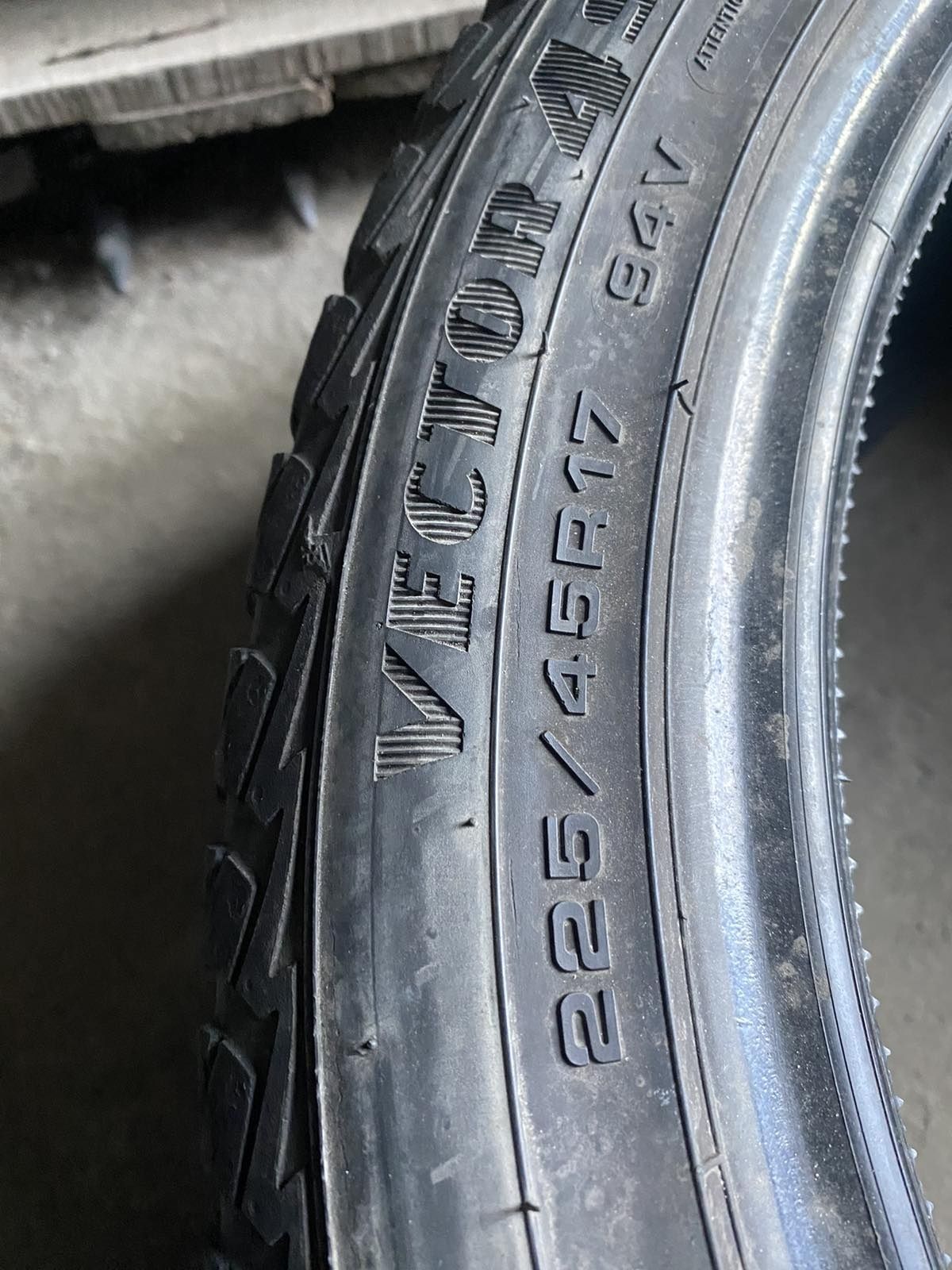 225.45.17 GoodYear 2шт БУ склад шины резина всесезон 45 R17 Шиномонтаж