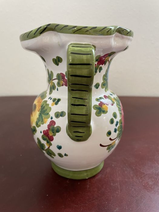 Італійська ваза з майоліки ручноі роботи з квітковим орнаментом.