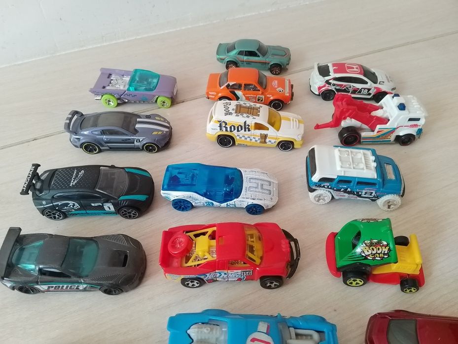 Продам  машинки. Хот вилс и Матч бокс .