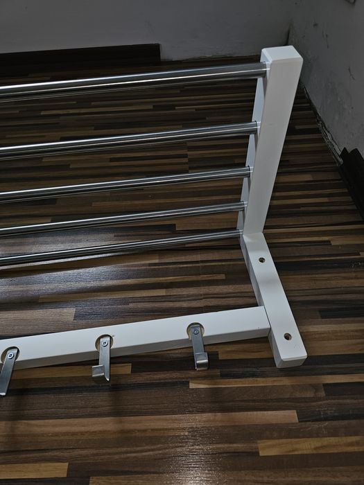 Wieszak z miejscem na czapki Ikea