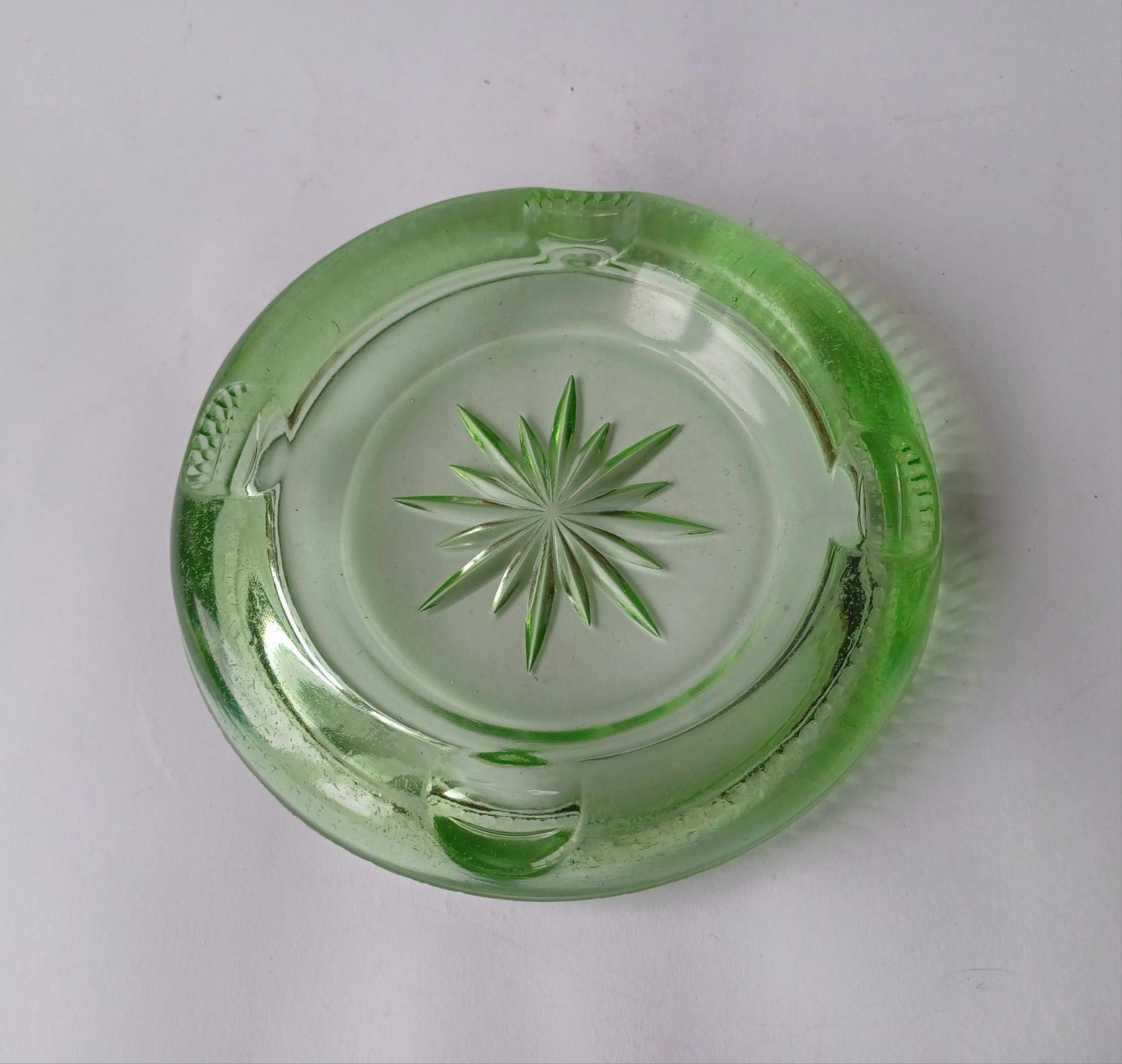 Szklana popielnica - zielone szkło prasowane  - antyk
