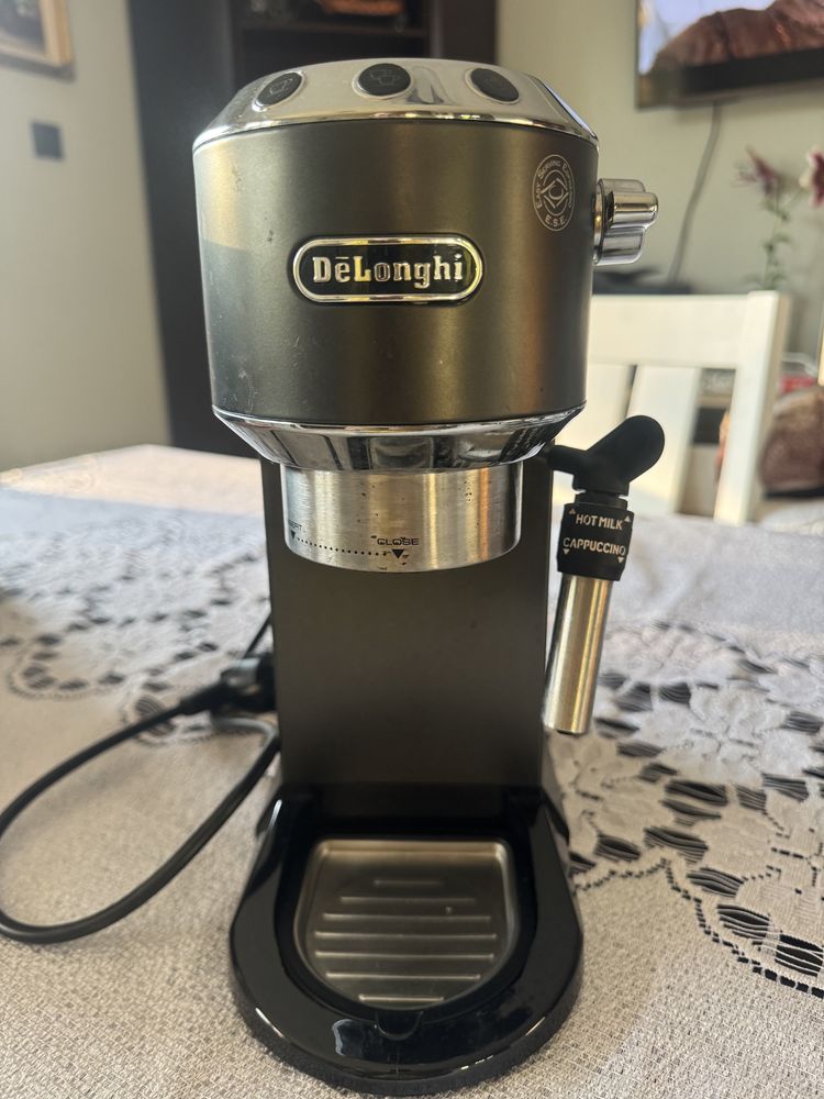 Ekspres kolbowy De'Longhi Dedica EC 685.BK czarny