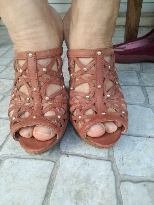 Sandálias socas moules em pele da Guess