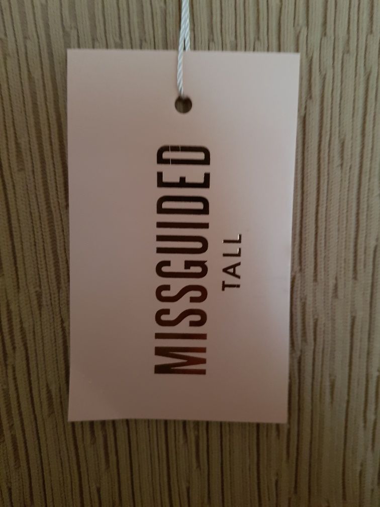 Beżowa sukienka ala prążek z wycieciami