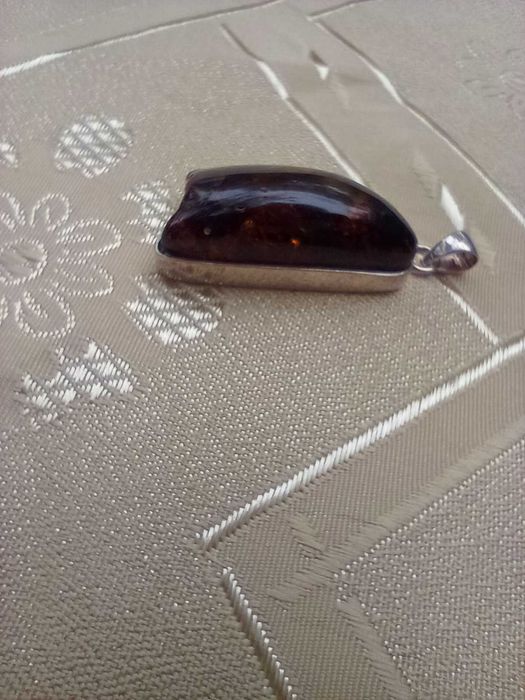 Duży,srebrny wisiorek z bursztynem, ciemny bursztyn zawieszka