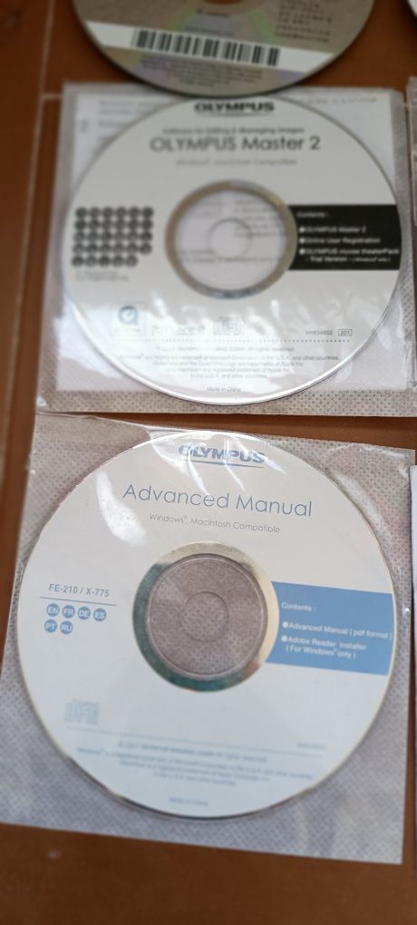 Vários CDs de softwares de programas e máquinas