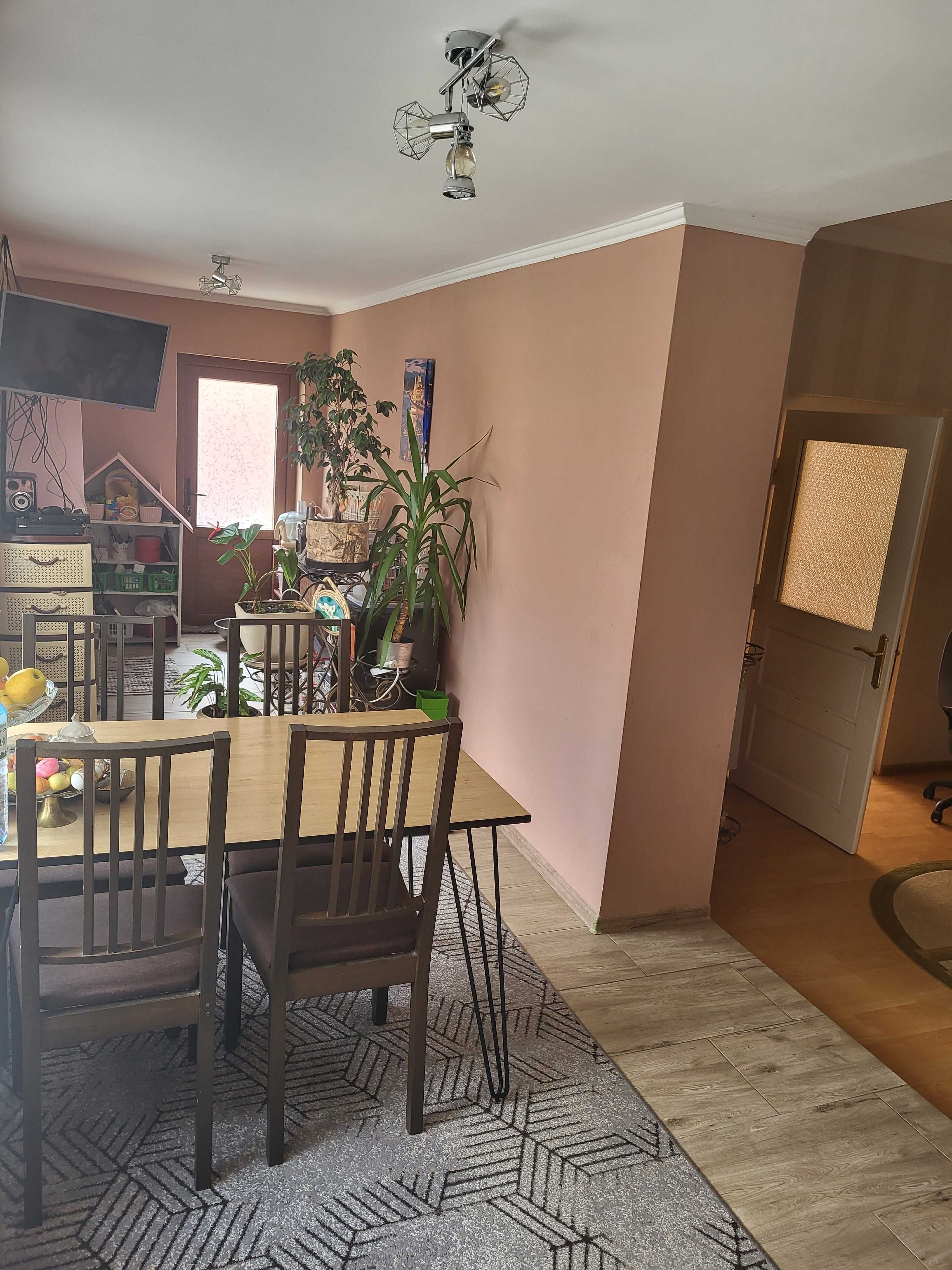 2 будинки в одному дворі і баня з підсобними приміщеннями