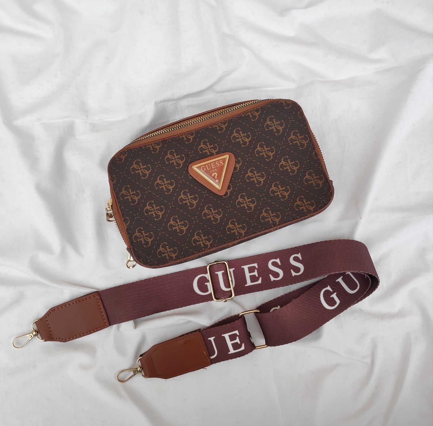 Сумка в принт лого Guess клатч через плече крос-боді монохромний принт