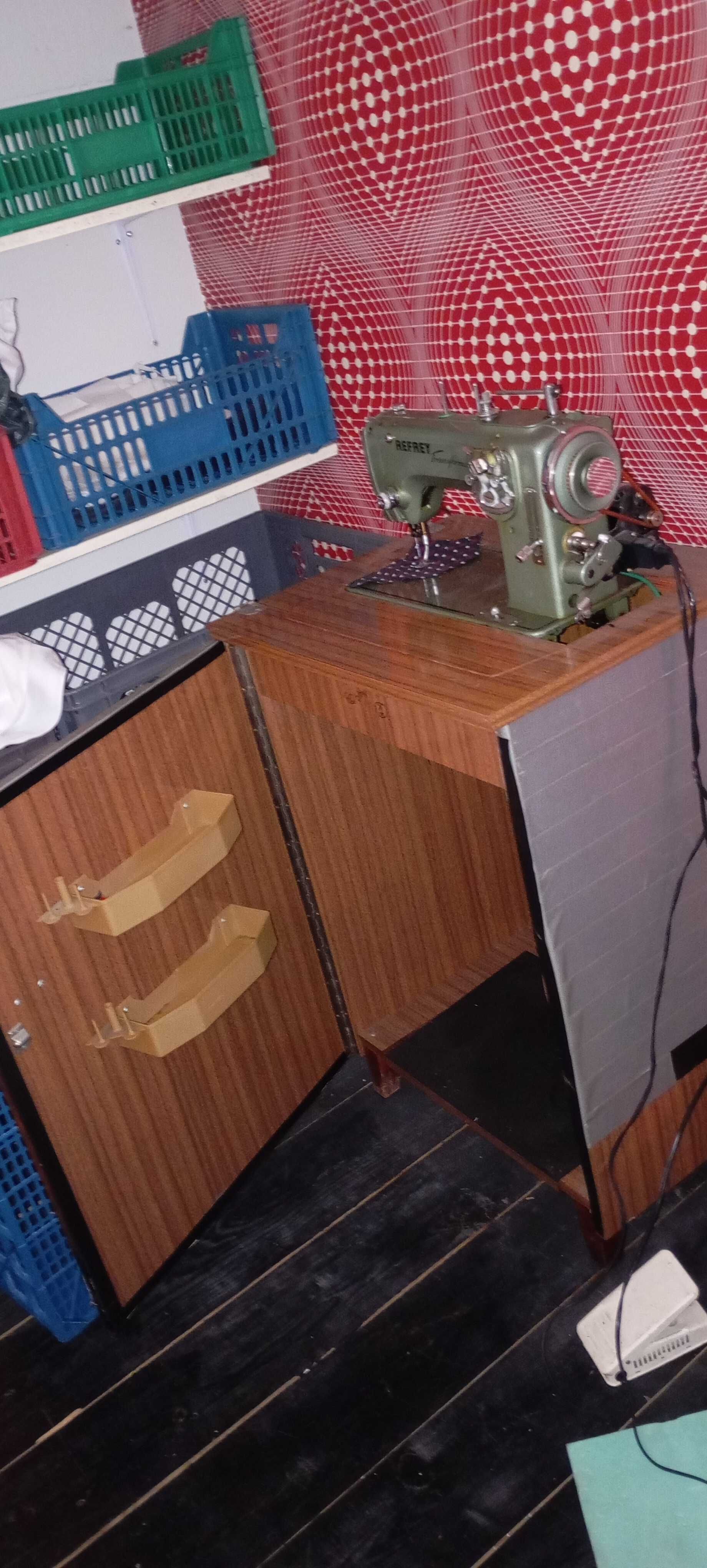 Máquina de costura semi industrial Refrey , modelo 427 com Móvel !