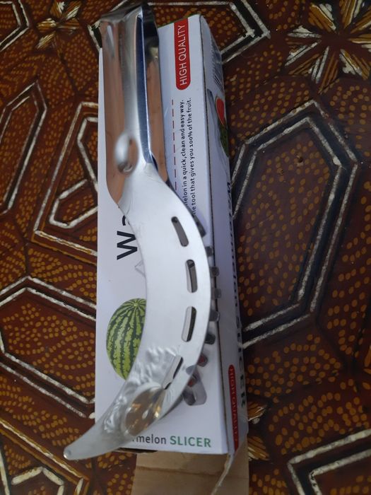 Ніж для зручної нарізки арбуза кавуна