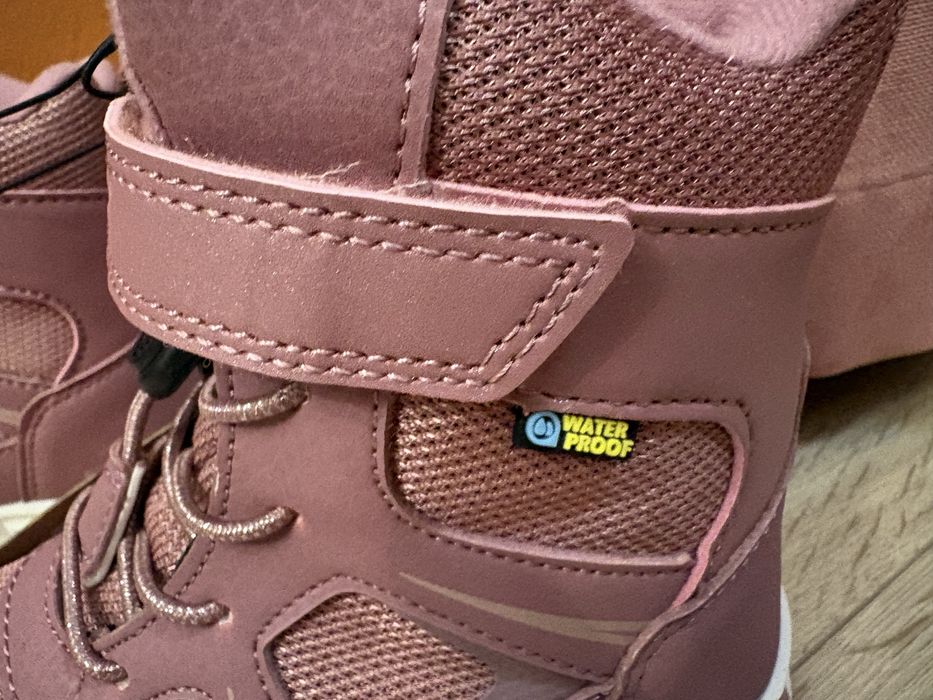 Зимове взуття 26р. Світиться