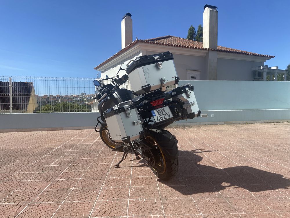 Oportunidade!! Vendo QJ SRT 700 x preta com 1 ano!