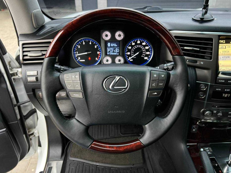 Lexus LX 570 AT 2011
