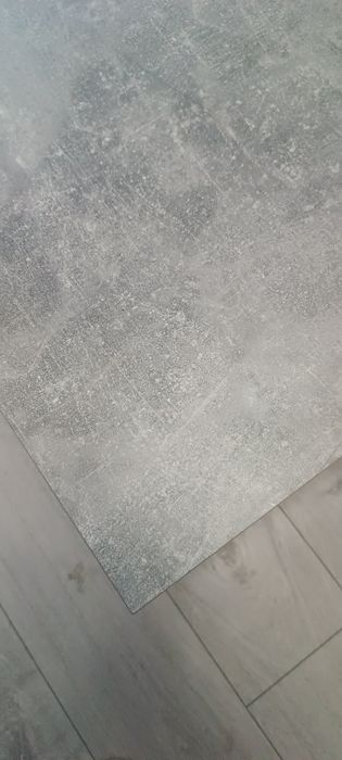 Stolik plus mniejszy stolik w kolorze popielatym