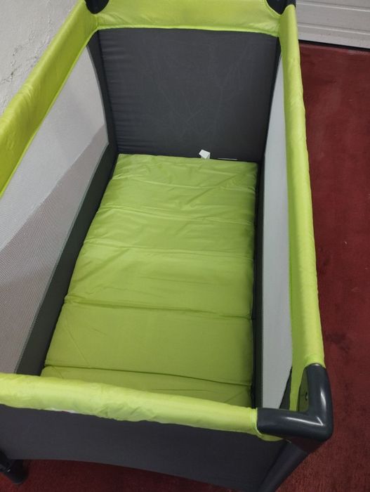 Cama de viagem de criança nova