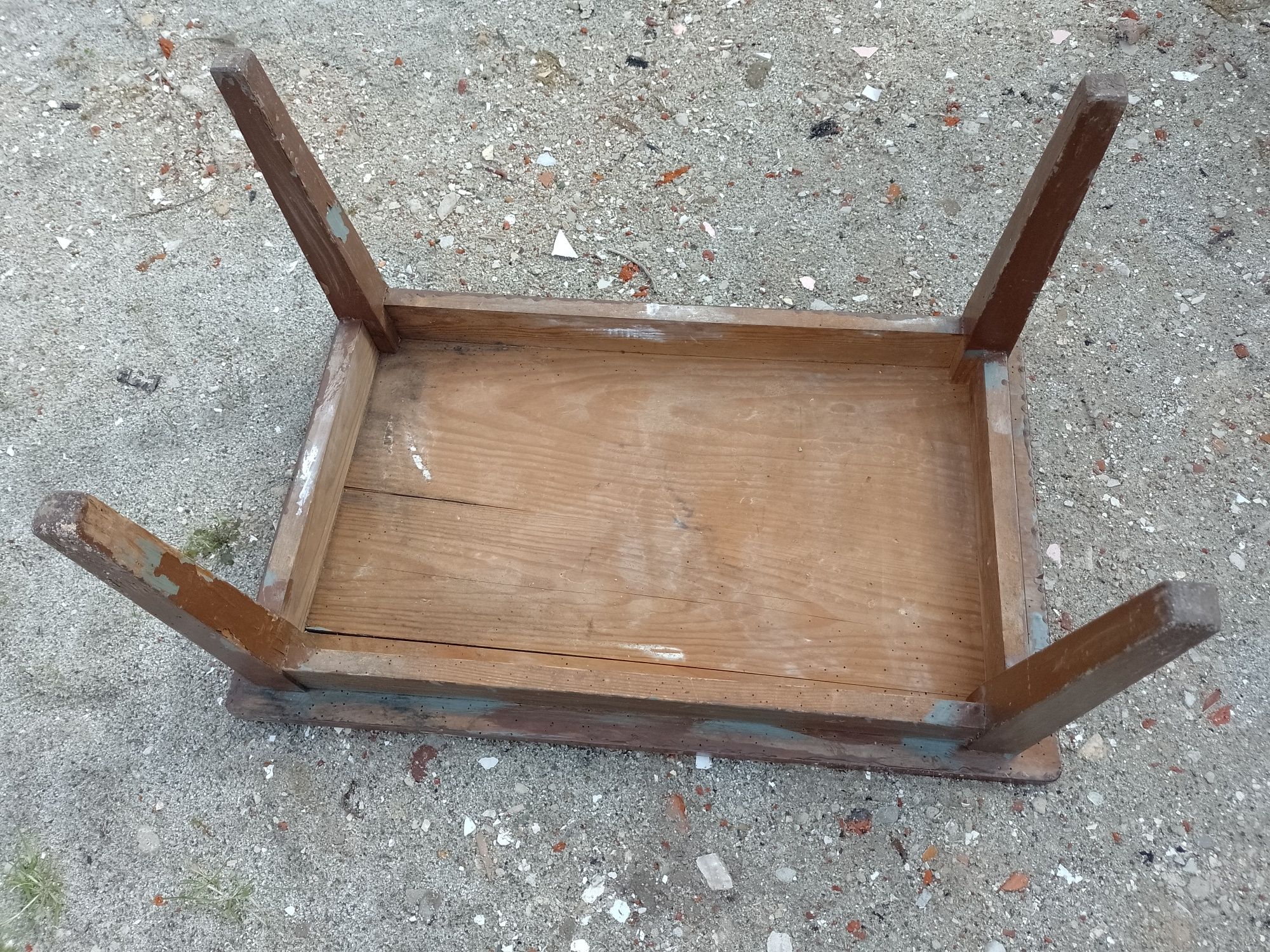 Sprzedam drewniany stolik do renowacji