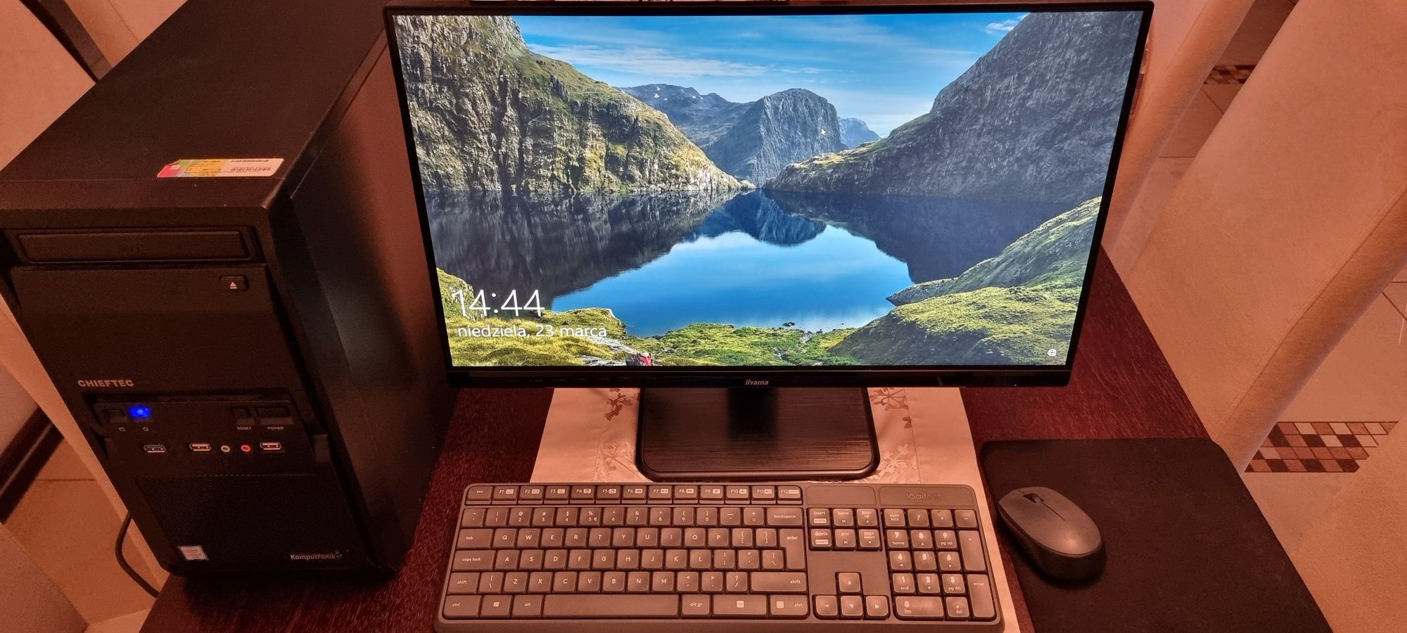 Zestaw komputerowy - PC, monitor, klawiatura i mysz oraz drukarka