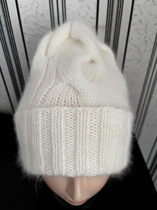 Шапка женская из итальянской ангоры, белая, ручная работа