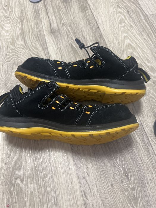 Робоче взуття з залізною вставкою