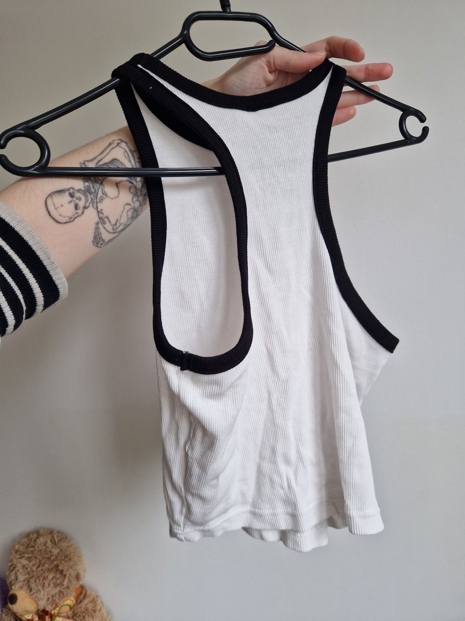Bawełniany, prążkowany top, h&m, crop top, biały z mocnymi wycięciami,