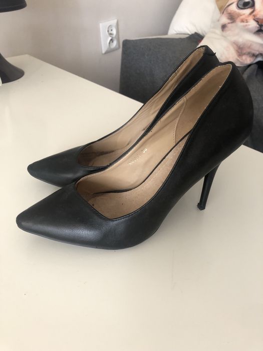 Klasyczne eleganckie czarne buty
